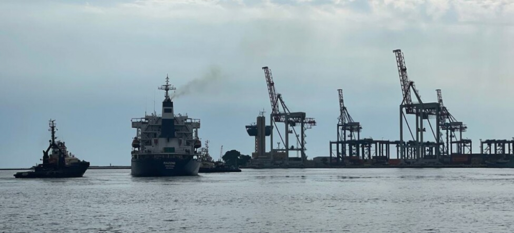 Cargamento de maíz y esperanza zarpa de puerto de Ucrania