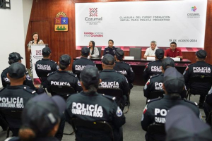 Juanita Alonso entrega reconocimientos a 25 policías recién graduados