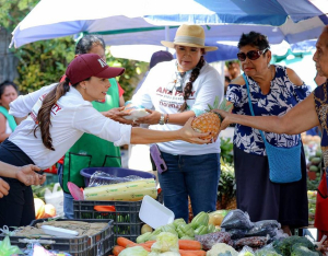 Ana Paty Peralta se compromete con el bienestar de las familias cancunenses