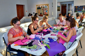 Imparten el taller “Mujeres, Telas, Cortes y Colores”, en el Museo de la Isla