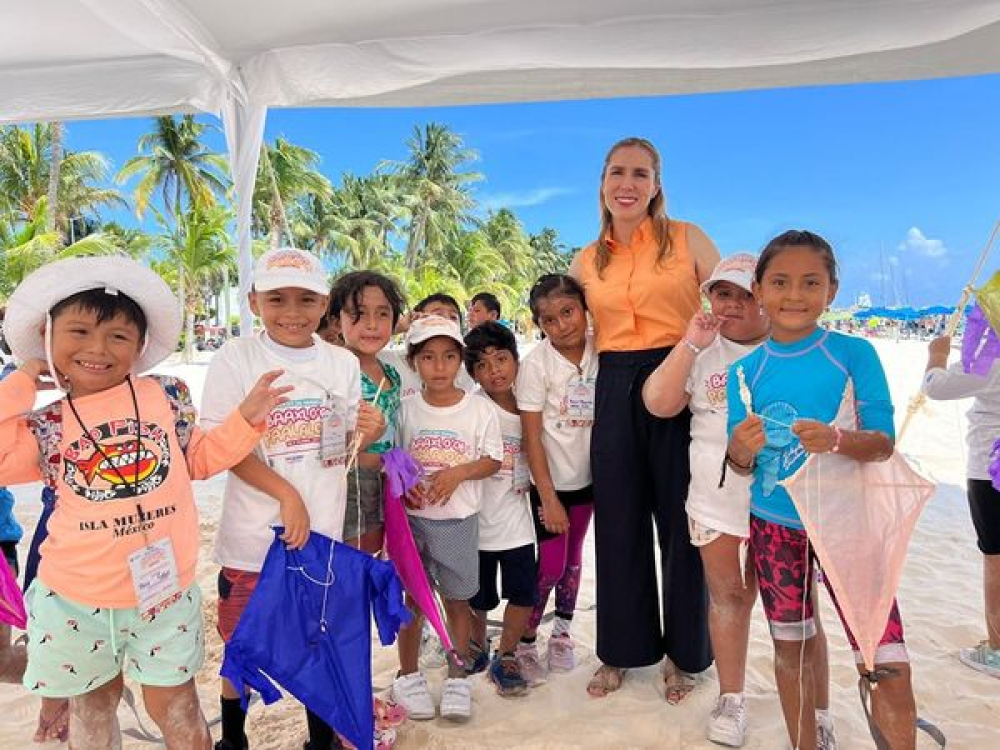 Niños del curso Baaxlo’ob Paalalo’ob disfrutan de la belleza de las playas de Isla Mujeres