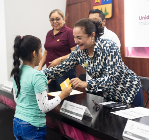 Juanita Alonso entrega becas a estudiantes hijos de trabajadores sindicalizados