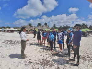 Estudiantes de la UADY visitan Punta Sur para conocer la riqueza medio ambiental de la Isla