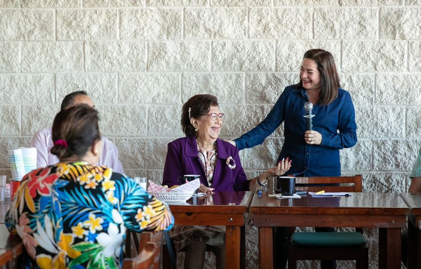 Juanita Alonso participa en homenaje a la profesora Guadalupe Mac Hinckson