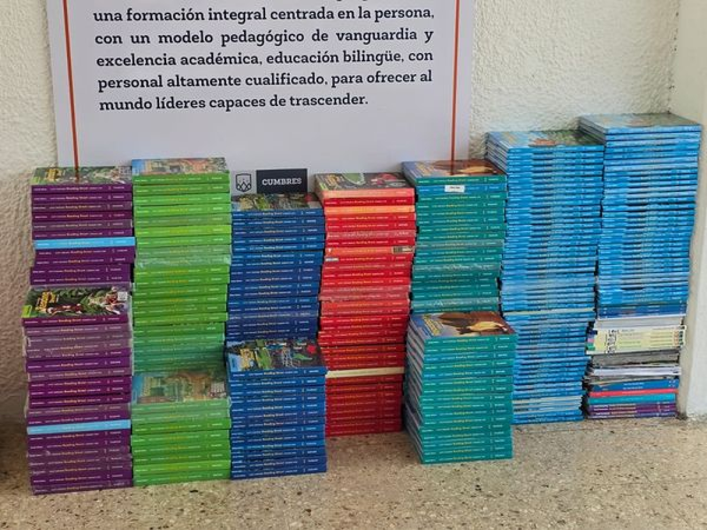 Recibe DIF importante donación de libros educativos en lengua inglés