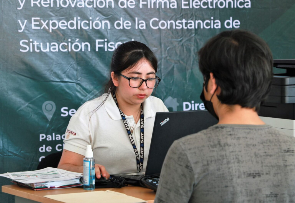 Gestiona Mara Lezama ante el SAT atención a personas morales en Chetumal y Playa del Carmen