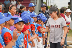 Juanita Alonso inaugura rehabilitación del campo de béisbol infantil