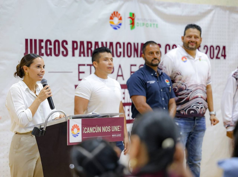 Abandera Ana Paty Peralta a atletas cancunenses