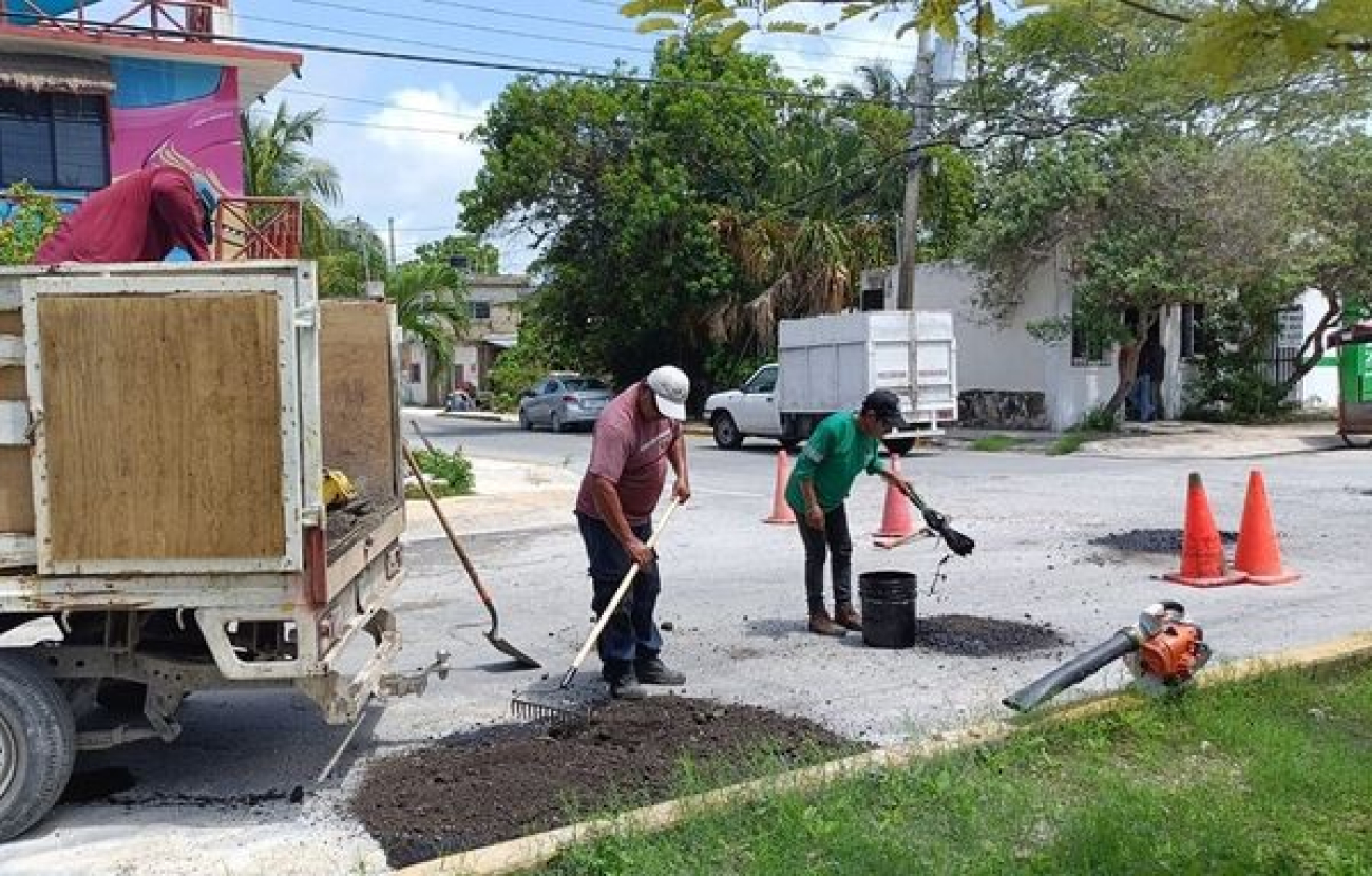 Intensifica gobierno de Puerto Morelos labores de bacheo luego de las intensas lluvias