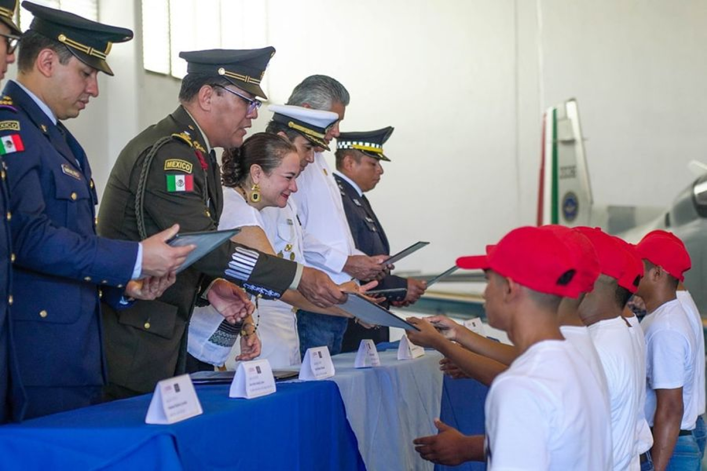 Juanita Alonso entrega cartillas liberadas al personal del SMN clase 2004 remisos y mujeres voluntarias