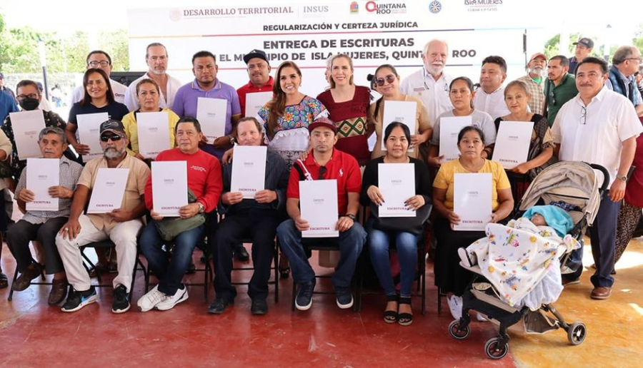 Mara Lezama y Atenea Gómez entregan escrituras de propiedad