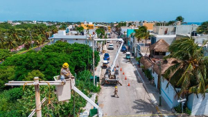 Reemplazan 45 postes de luz en mal estado en Isla Mujeres