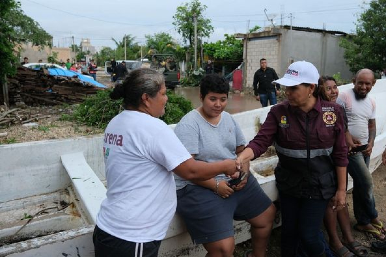 Cerca de la gente, Mara Lezama recorre colonias vulnerables afectadas por “Beryl”