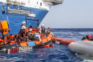 ONG rescatan a cientos de náufragos en el Mediterráneo
