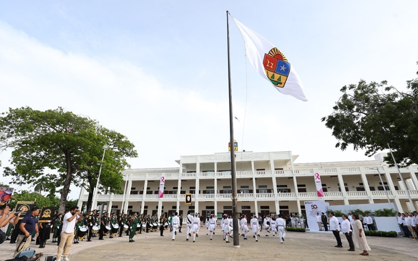 Ondea la bandera de Quintana Roo para conmemorar los 50 años de la creación de Estado Libre y Soberano