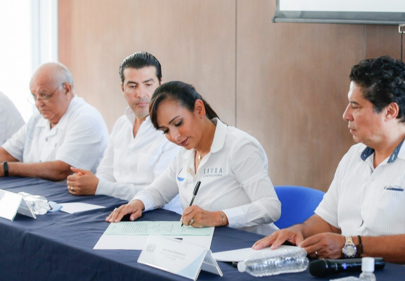 Firma Laura Fernández compromisos para mejorar Quintana Roo en serio