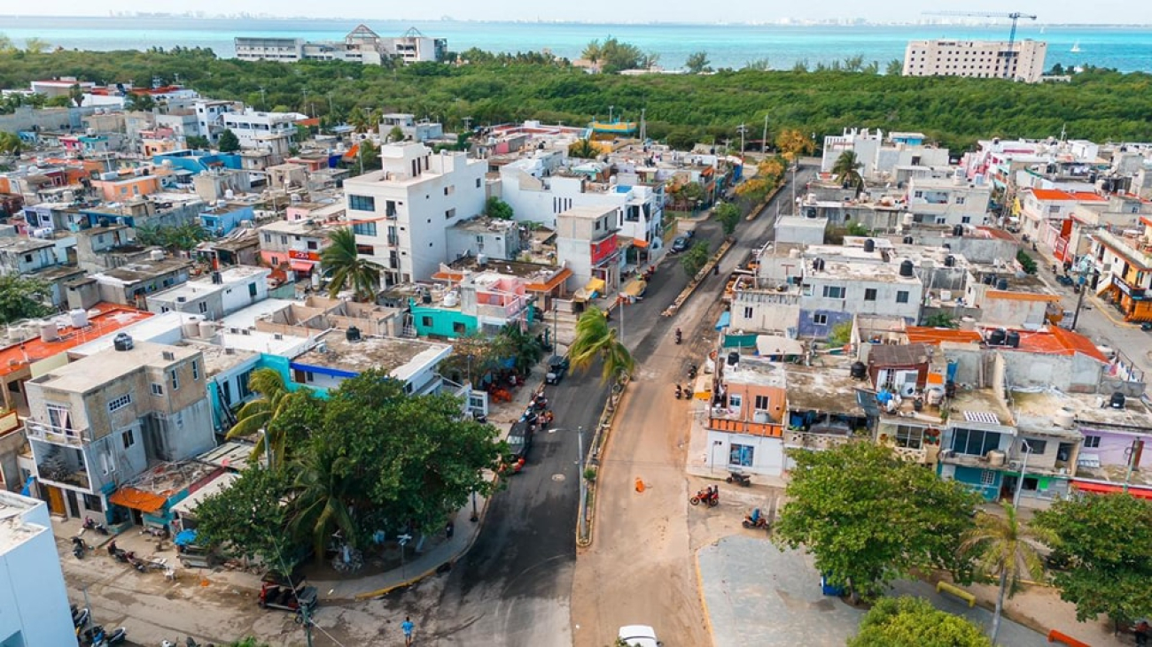 Avanzan los trabajos de pavimentación en la Avenida Perimetral de Isla Mujeres