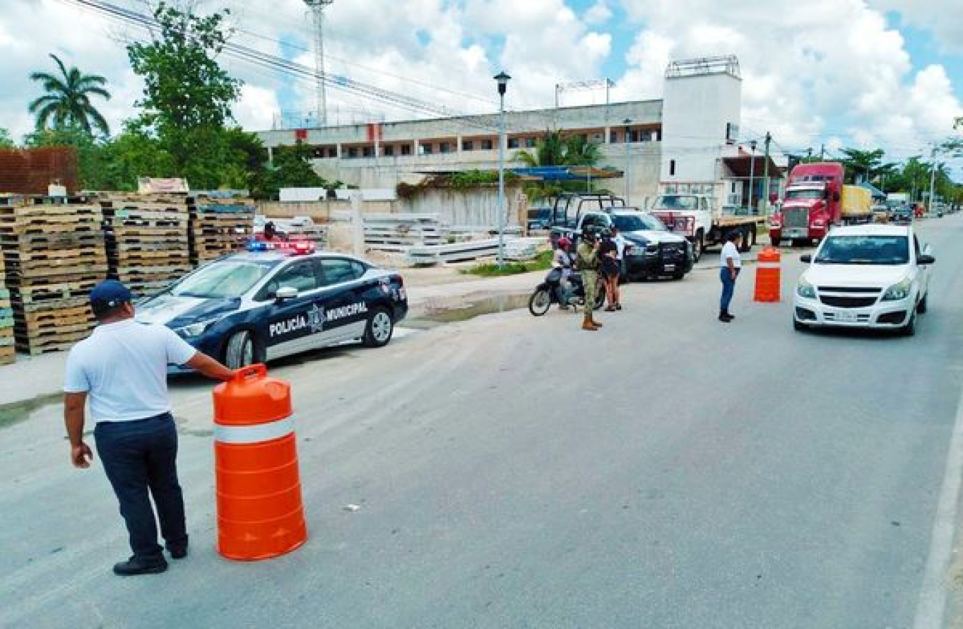 Policía Municipal en coordinación con IMOVEQROO continuan con los filtros de revisión vehícular