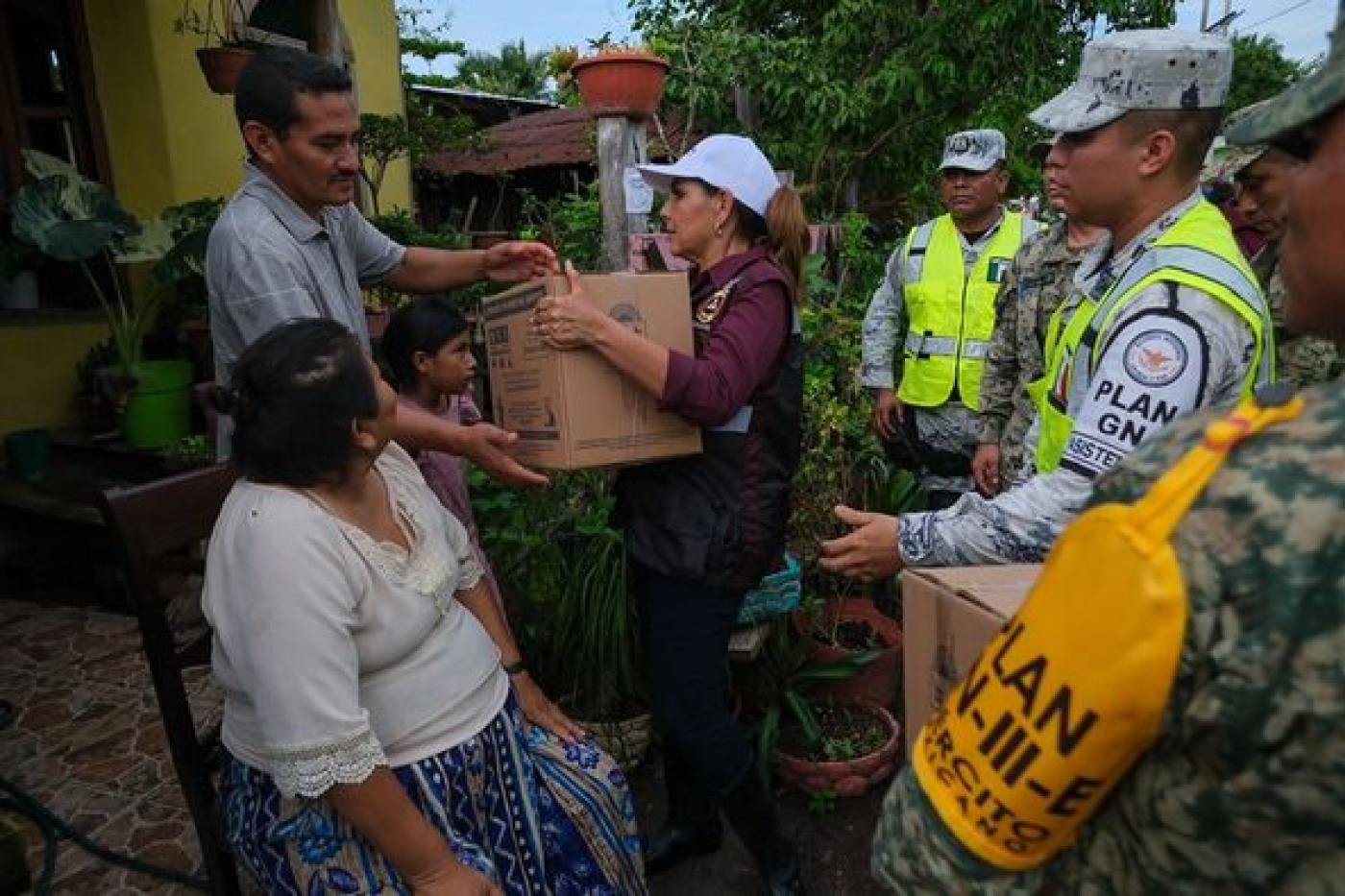 En Chiquilá, Mara Lezama supervisa y atiende a familias de la colonia Veracruzana