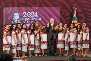 Diablillas de Hondzonot reciben reconocimiento del Presidente Andrés Manuel López Obrador