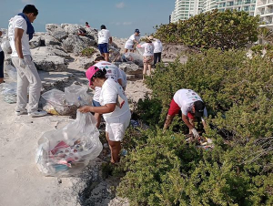 Realizan limpieza de playas de Cancún para mejorar imagen del destino