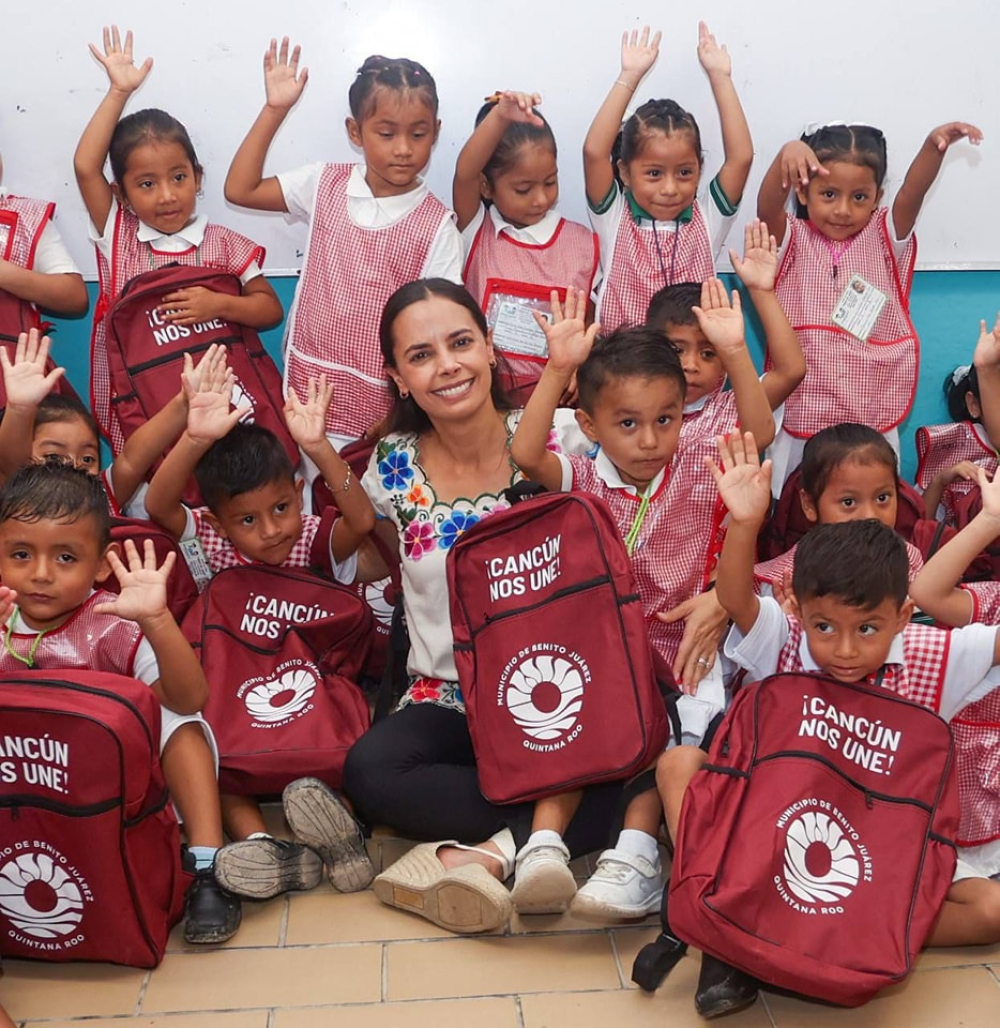 Beneficia Ana Paty Peralta a niñas, niños y jóvenes con paquetes escolares