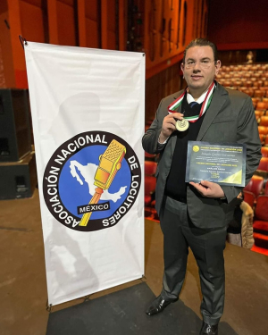 Recibe el periodista Joaquín Quiroz Cervantes; premio nacional de locución en la categoría de análisis