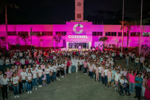 El Palacio Municipal y el DIF Cozumel se iluminan de rosa por la lucha contra el cáncer de mama