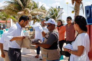 Donan uniformes a trabajadores de la Zofemat Puerto Morelos