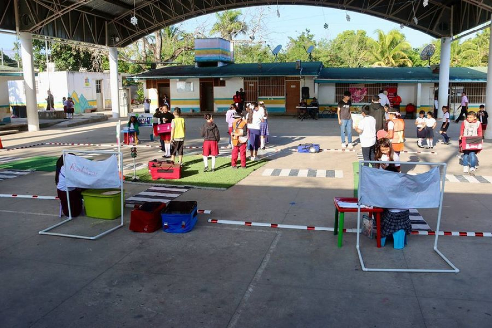 Imparten plática sobre educación vial a estudiantes y padres de Leona Vicario