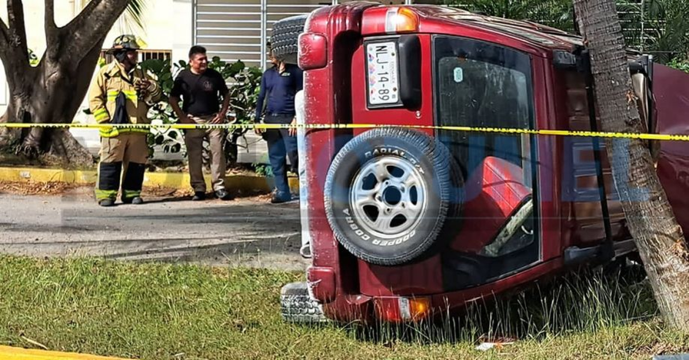 Vuelca camioneta en la zona hotelera norte