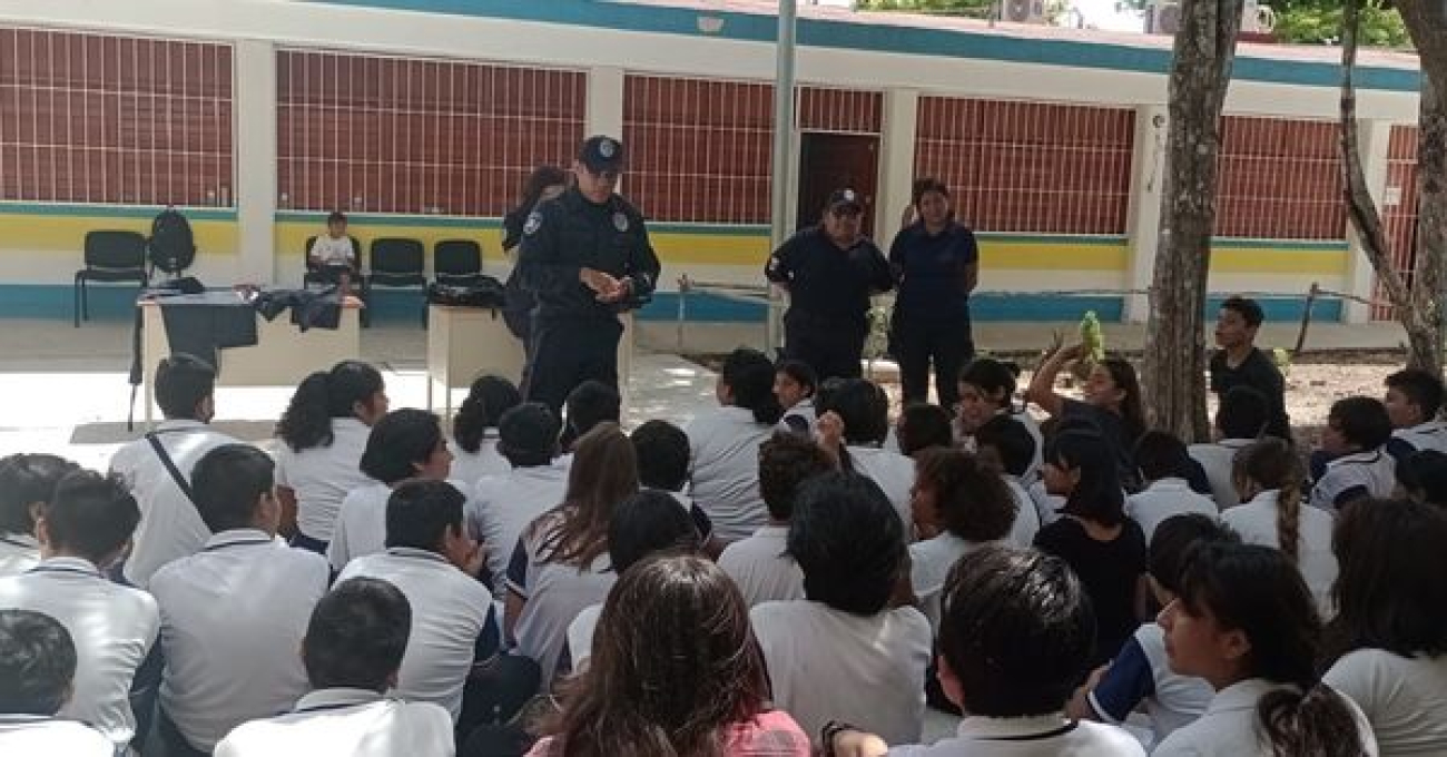 Imparten en Puerto Morelos pláticas sobre actuación policial a estudiantes