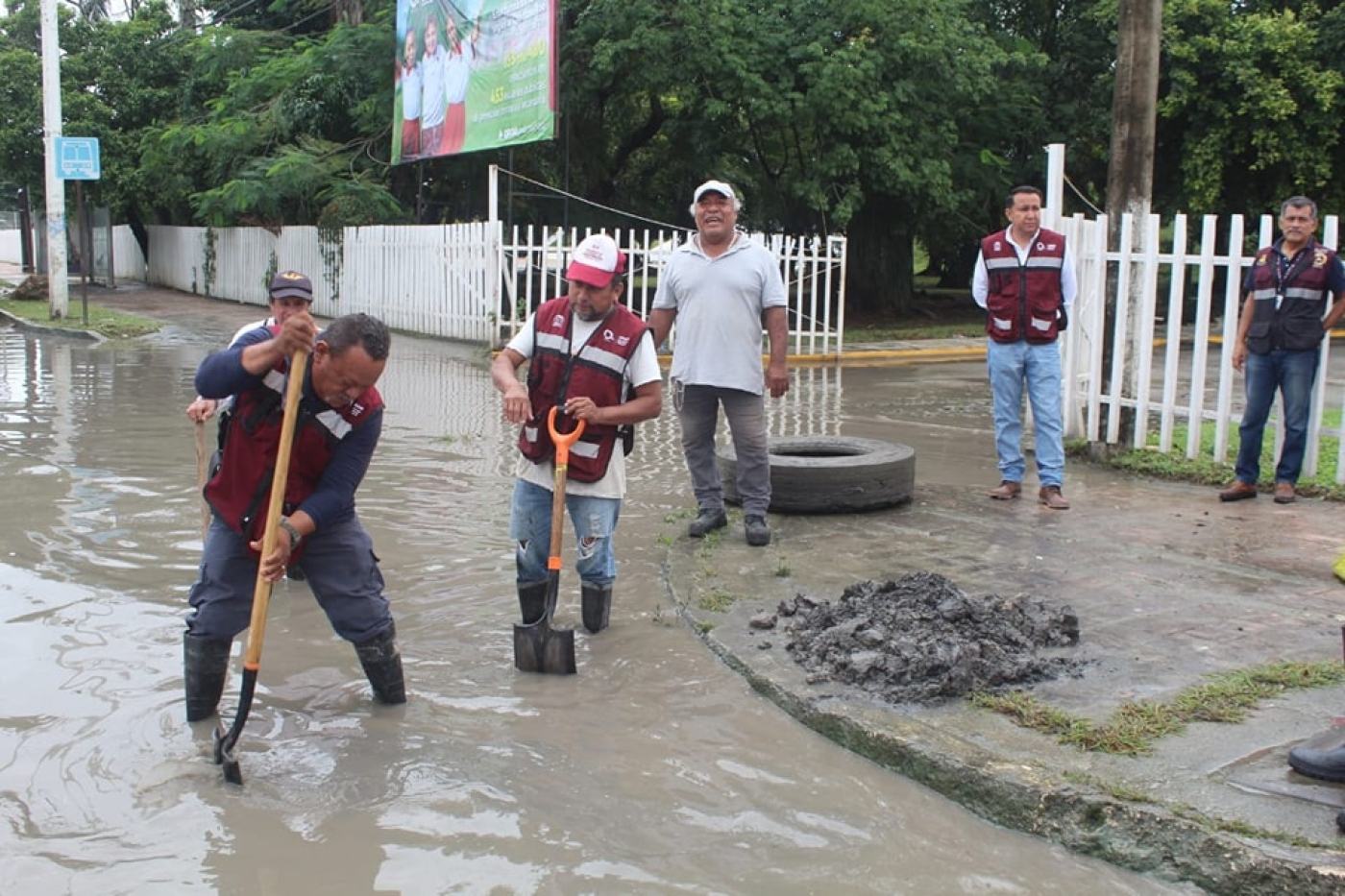 Refuerza la SEOP trabajos de mantenimiento en infraestructura urbana con desazolves en Chetumal