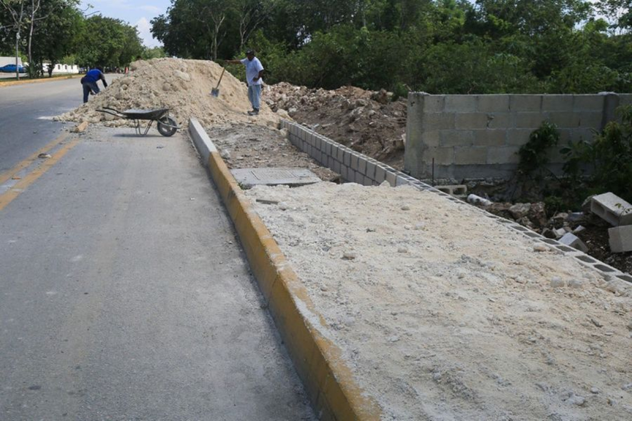 Construcción como nunca de banquetas y guarniciones en Solidaridad