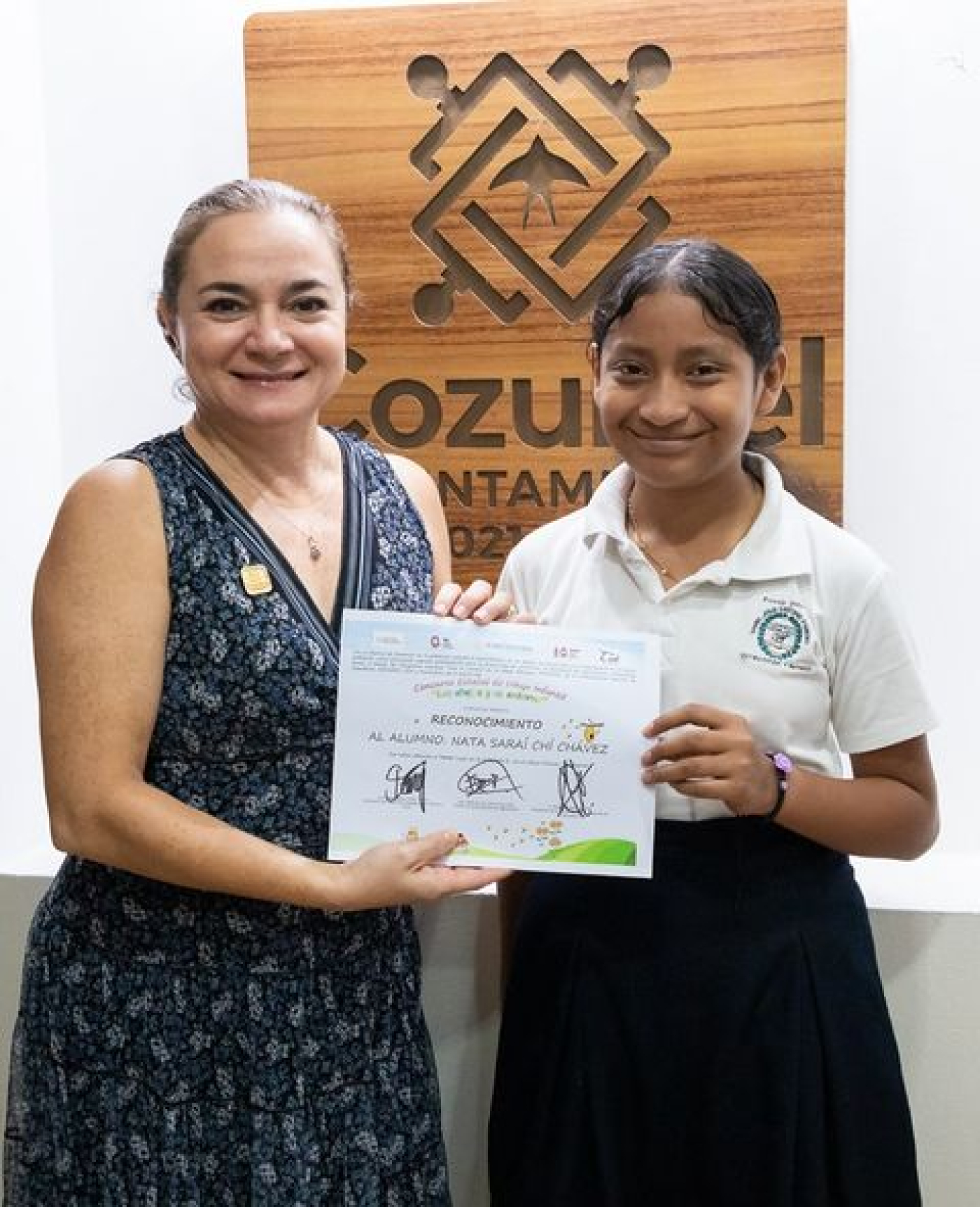 Juanita Alonso entrega reconocimiento a estudiante que obtuvo tercer lugar en concurso estatal