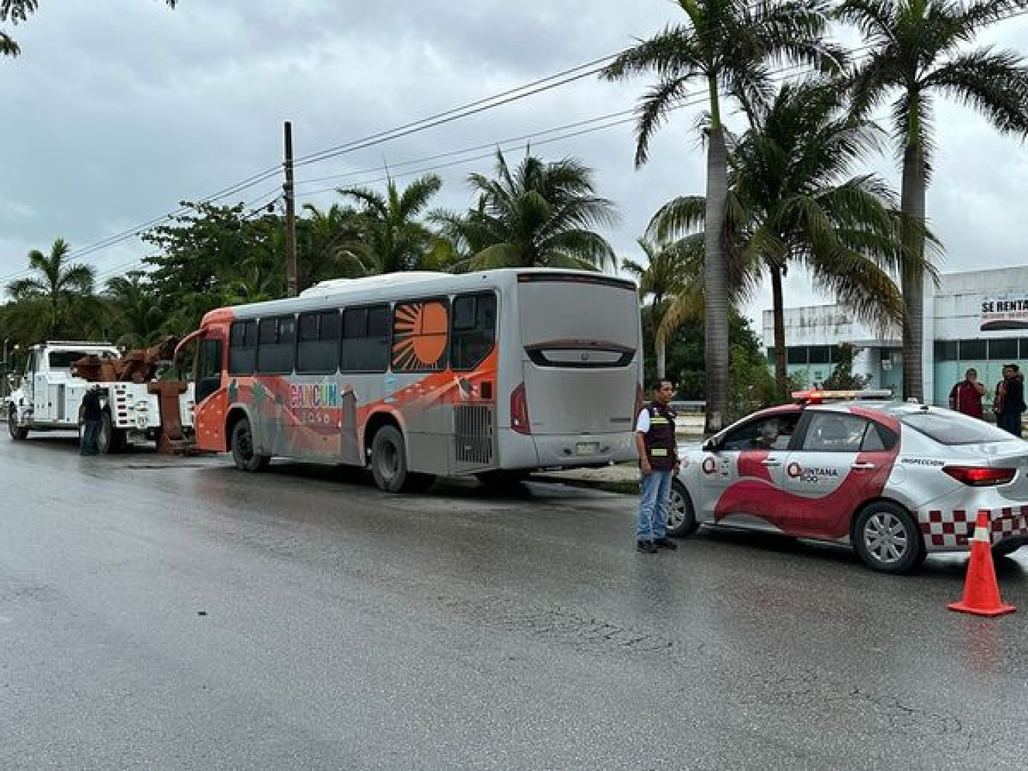 IMOVEQROO sanciona a operador de autobús que utilizó la banqueta para evitar el tráfico