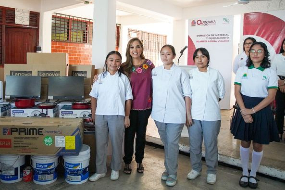 Mara Lezama equipa al CECyTE “Leona Vicario” para uso de sus estudiantes