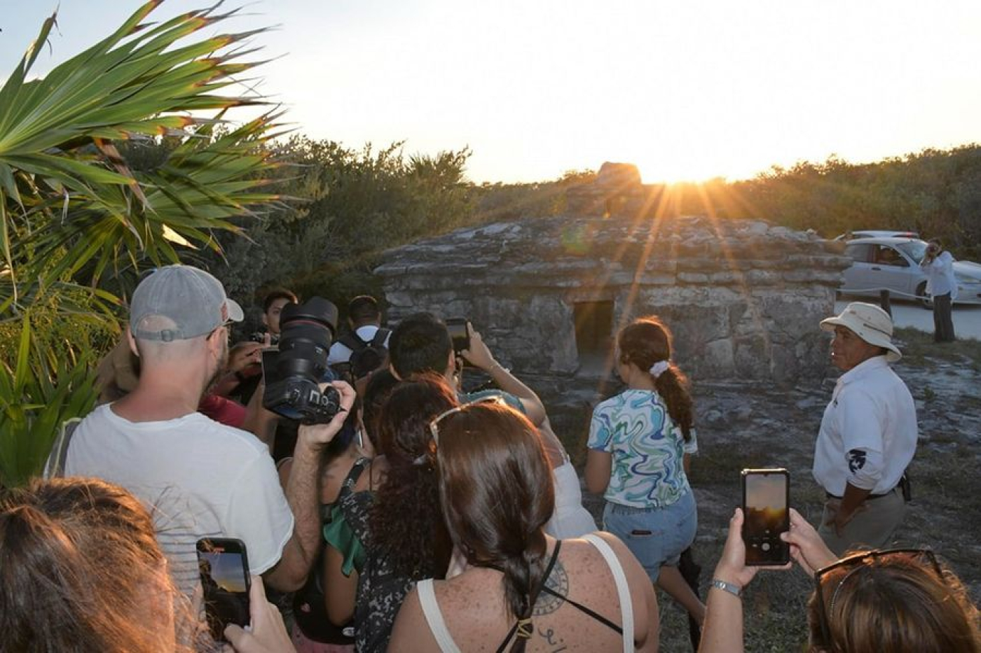 Las familias de Cozumel observaron la alineación del sol con el vestigio maya “El Caracol”