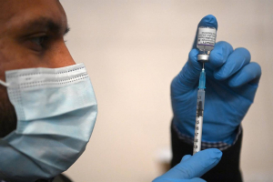 Reino Unido, primer país en aprobar una vacuna bivalente de Moderna contra la covid-19