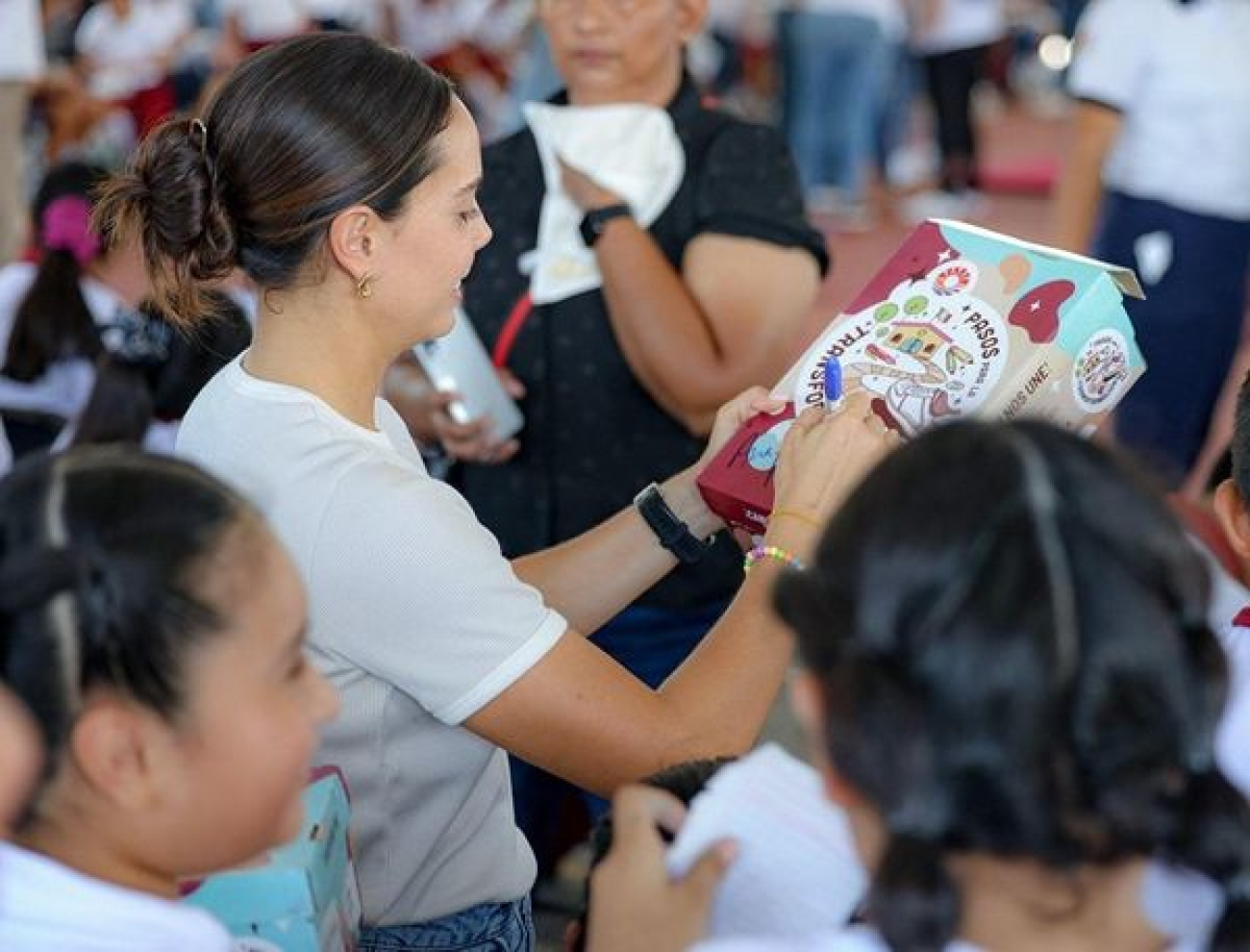 Refuerza Ana Paty Peralta entrega de tenis escolares para niñas, niños y jóvenes