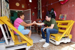 Sigue atención prioritaria de Renán Sánchez a familias de Cozumel