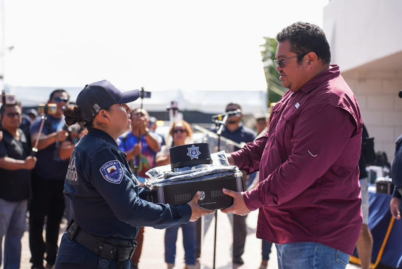 Entrega de equipamiento y uniformes para la dirección de Seguridad Pública y Tránsito