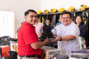 Fortalecen al heroico cuerpo de bomberos con entrega de uniformes y equipo especializado