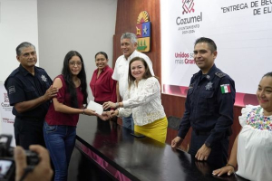 Juanita Alonso entrega becas a hijos de elementos policíacos