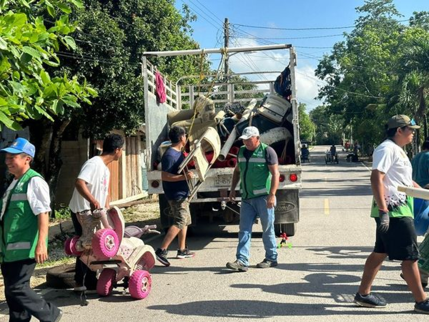 Ante la amenaza de “Beryl”, retiran en Puerto Morelos cacharros y desechos