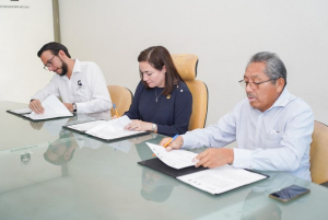 Juanita Alonso ratifica convenio de colaboración con ingenieros y arquitectos