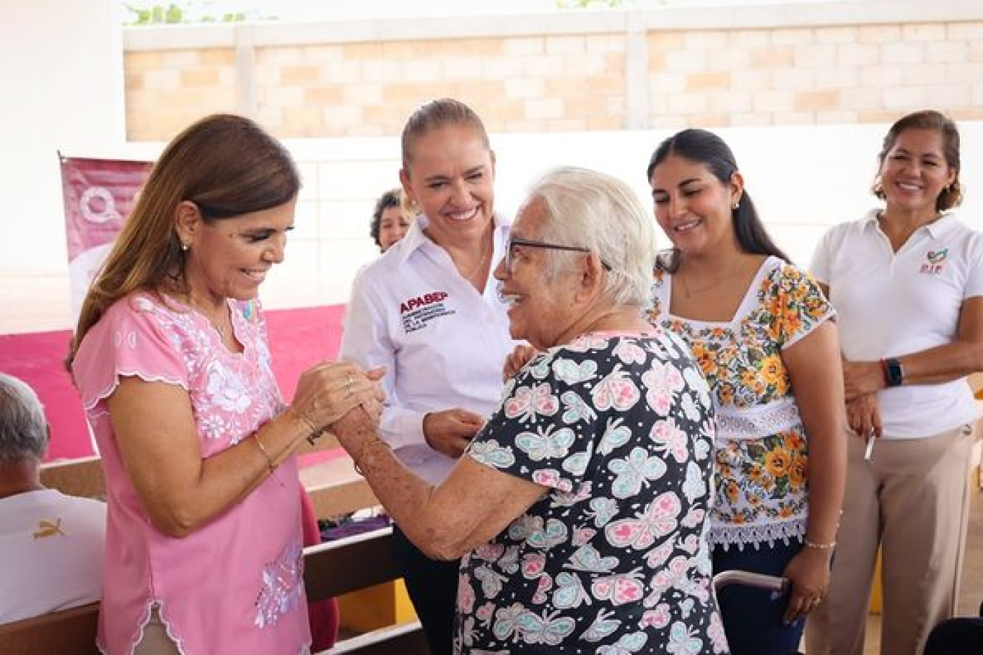 Entrega la Beneficencia Pública lentes de armazón para adultos mayores