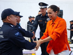 Reconoce Ana Paty Peralta a policías cancunenses por su perseverancia y acciones humanitarias