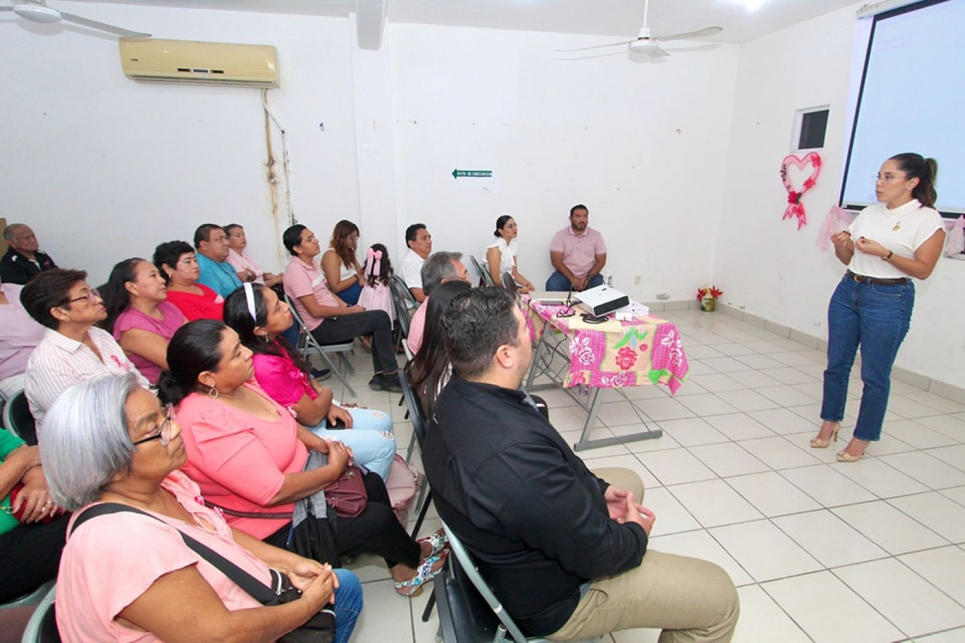 Concientizan a la sociedad cozumeleña con plática en el CDC por el Día Mundial del Cáncer de Mama