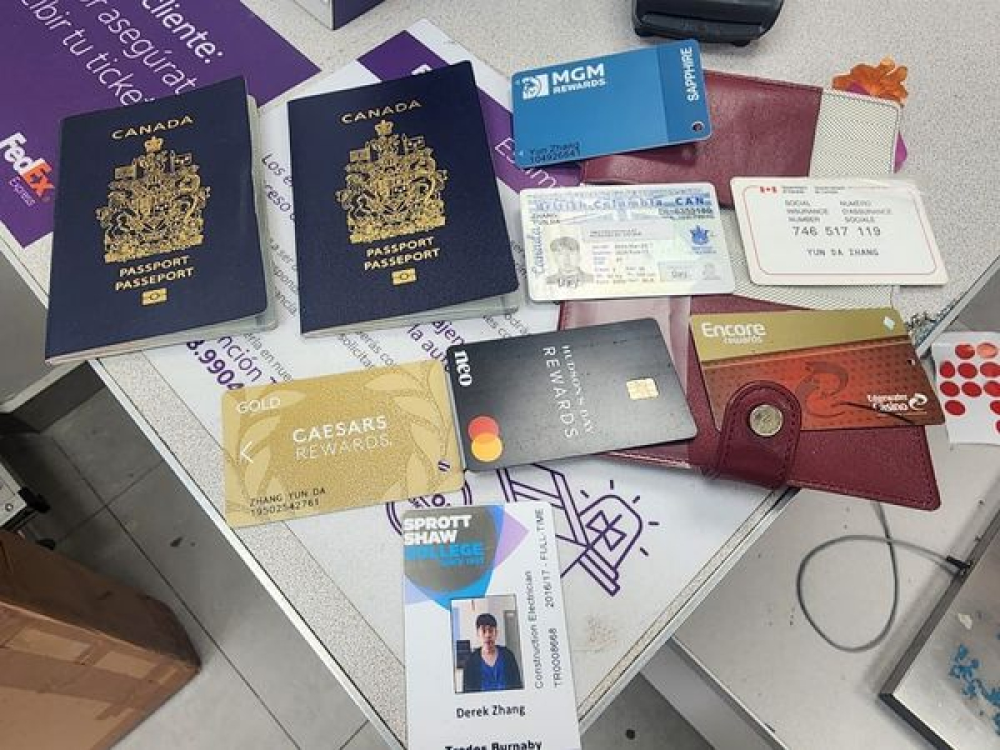 Ciudadano recuperan y pasaportes y documentos personales de turistas canadienses